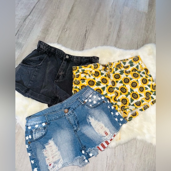 Stylish Women's Denim and Floral Shorts Set - Picture 1 of 4